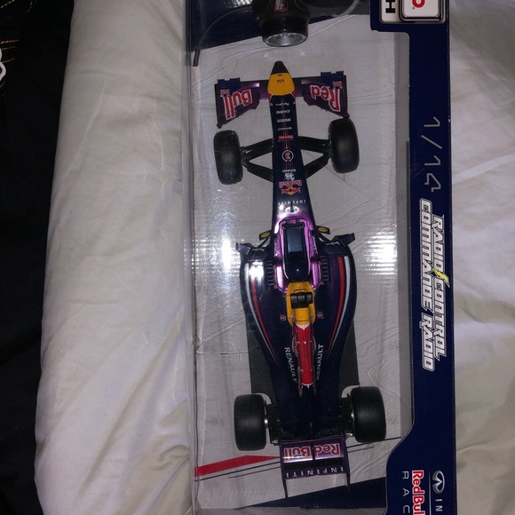 Race car with remote control - Picture 2 of 3